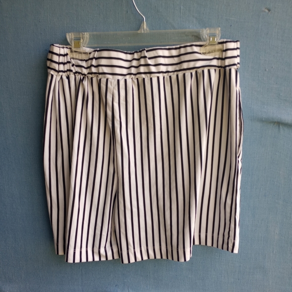 Robert Louis Women's Size Large L White Black Striped Shorts - Picture 4 of 4